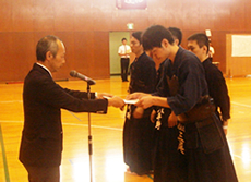 表彰式で入賞者に賞状を手渡す野田敦敬副学長