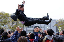 卒業式終了後，祝福を受ける卒業生たち