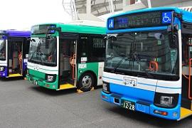 ロゴがつけられたバス車両