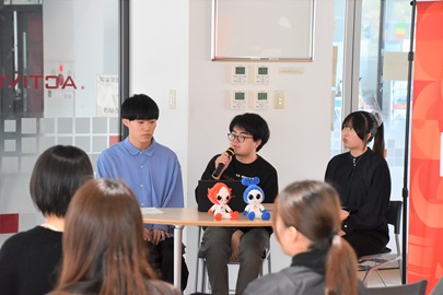 代表して3人の学生が活動内容を発表しました