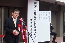 あいさつをする大村知事