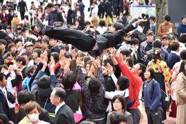 卒業式終了後，祝福を受ける卒業生たち