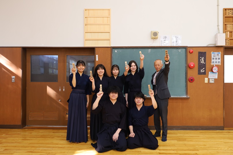 野田先生と笑顔の剣道部員