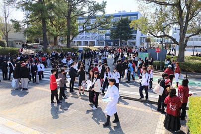 クラブ・サークル勧誘を行う在学生