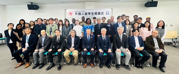 笑顔で臨んだ記念写真撮影