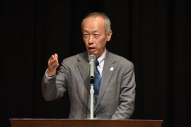 あいさつをする野田新学長