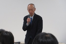 開会のあいさつをする 野田敦敬 学長