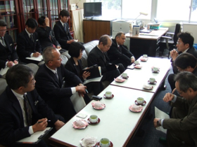 附属岡崎小学校での意見交換の模様