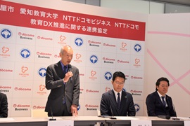 あいさつする野田敦敬学長