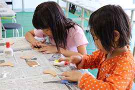 鳥の笛をつくる子どもたち