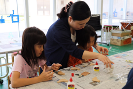 鳥の笛の制作を指導する近藤さん