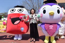 愛教ちゃん，エディを紹介する後藤ひとみ学長