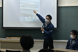 学生からの質疑に応答する倉橋さん