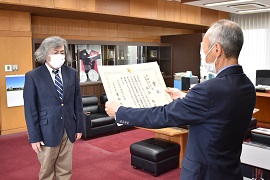 野田敦敬学長から賞状を受け取る岩山勉理事（左）