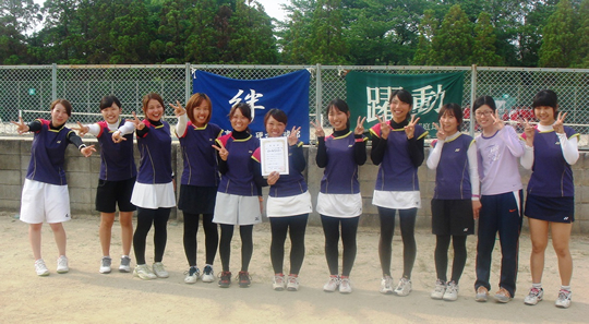 表彰状を手に記念撮影を行う本学テニス部女子選手たち