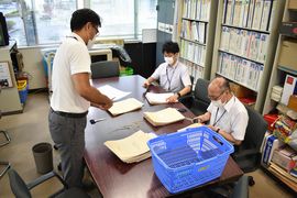 申請書の事務処理を行う職員