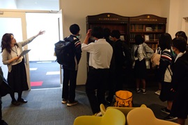 附属図書館史資料室を見学