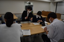 点字の基礎について大学生から説明