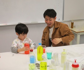 きれいな色水に興味津々