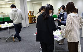 「味見読書」をする学生