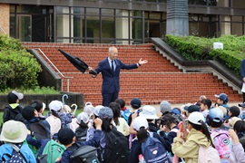 雨だけど元気いっぱいに野田敦敬学長にごあいさつ！