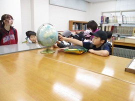 日本はどこにあるんだろう？<br>（図書館見学）
