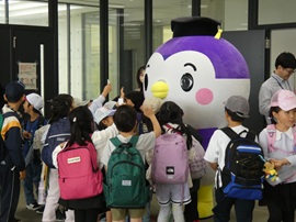愛教ちゃんに夢中な子どもたち。