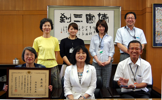 写真に納まる後藤学長と西村名誉教授ら