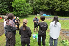 近藤末男さんの説明を熱心に聞く学生。
