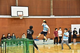 学生と選手がプレーする様子