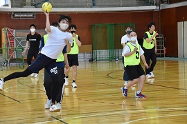 学生と選手がプレーする様子