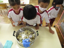 ふかしたイモに興味津々の様子