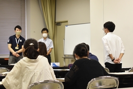 質問をする学生