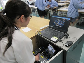 ライブ配信状況の確認や調整をしている様子