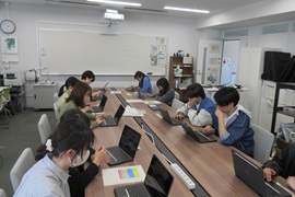 調べながら各自体験している様子