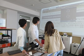 プロジェクターへの接続を試している様子