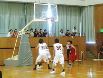 男子バスケットボール部の熱戦の模様