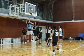 男子バスケットボール部とシーホース三河U18の練習試合の様子