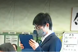 子どもたちの様子を撮影する学生ICT支援員