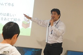 操作説明をする中池竜一准教授　