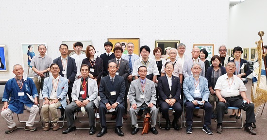 授賞式後の集合写真　横山さん（後列左から3人目）、松本昭彦教授（前列左から2人目）