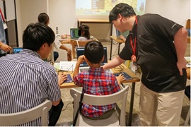 プログラミングをサポートする学生ICT支援員