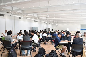 班別協議で活発に意見交換を行う院生