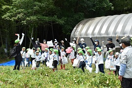 「頑張りましょう」の掛け声に応える園児たち