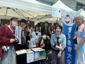 大学共同ブース内での本学関係者の集合写真