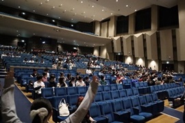 ビンゴ大会(夜祭)を行っている様子
