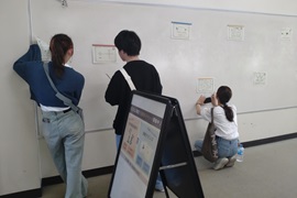 　謎解きを楽しむ参加者
