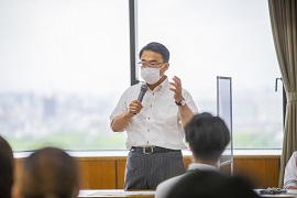 研究所所長である大村秀章愛知県知事による研究員への激励のあいさつ