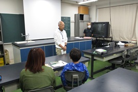 参加者にあいさつをする野田敦敬学長