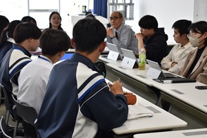 地域連携センター教員や大学生からも意見をもらいました